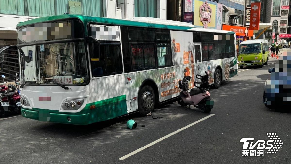 與轎車擦撞倒地，捲入公車底，女騎士險被輾。（圖／TVBS）