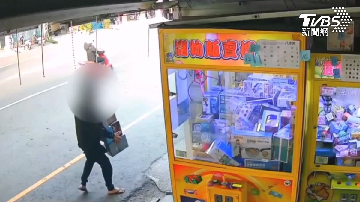 竊賊挑選多個金證公仔堆疊在一起後,一口氣全數搬走,隨即揚長而去。(圖/TVBS)