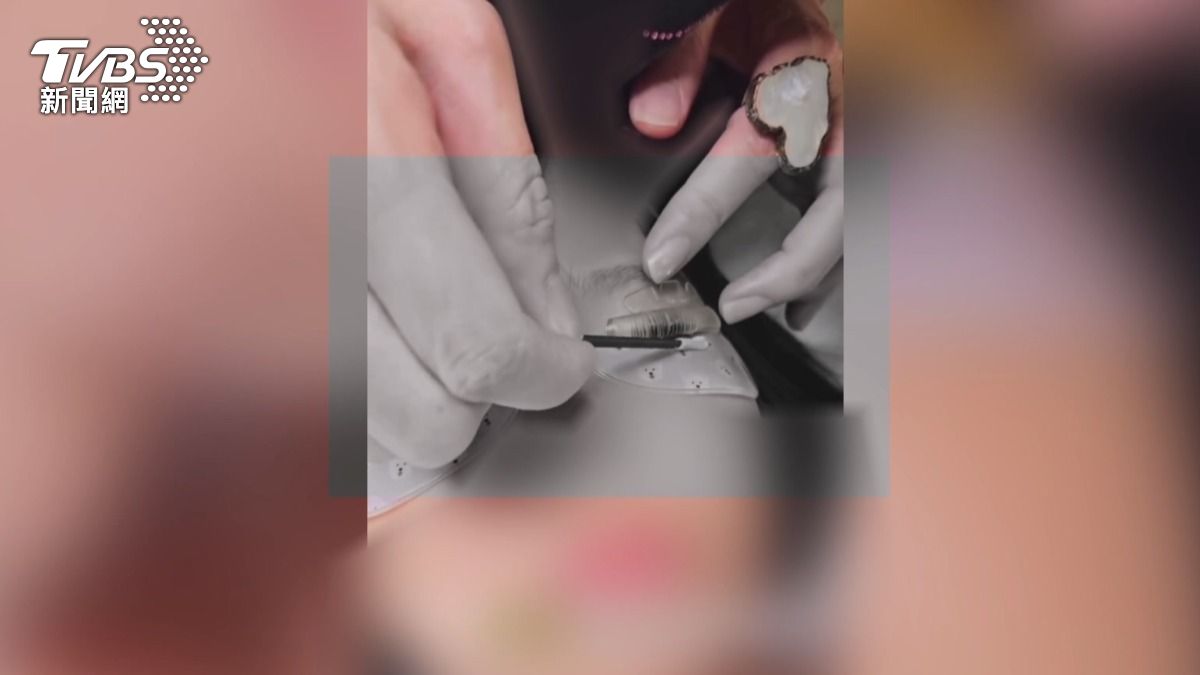 美容業者在社群平台分享替小朋友整理睫毛的畫面，主打安全、自然，吸引超過69萬人次點閱。(圖／翻攝網路)