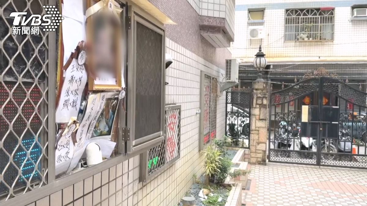 住戶在自家窗戶上懸掛黑白遺照及抗議標語，讓其他住戶驚嚇不已並拍攝影片上傳網路。(圖／TVBS)