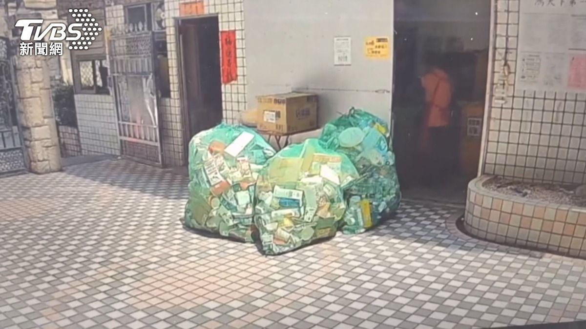 管委會將垃圾子母車設置在她家外牆旁，她因不滿而提告並獲得勝訴。(圖／TVBS)