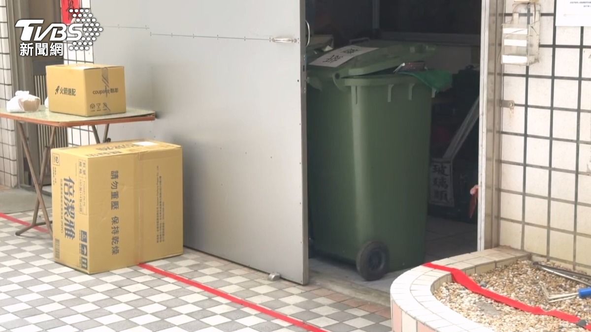 雖有18位住戶同意將子母車移到外面，但管委會並未照做，繼續將子母車放在會客室。(圖／TVBS)