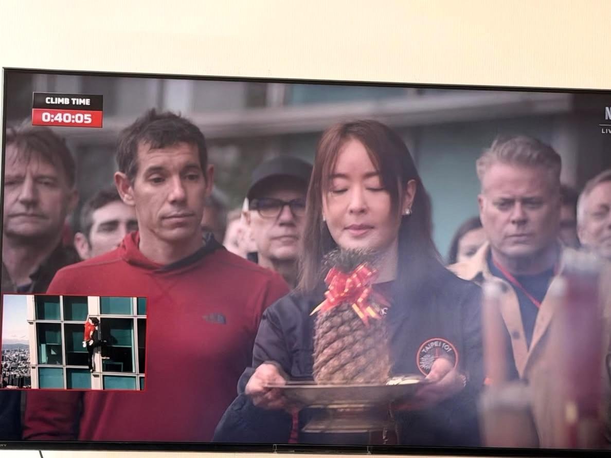 賈永婕手捧鳳梨拜拜，霍諾德則站在一旁觀看，表情成為經典。（圖／翻攝自賈永婕臉書）