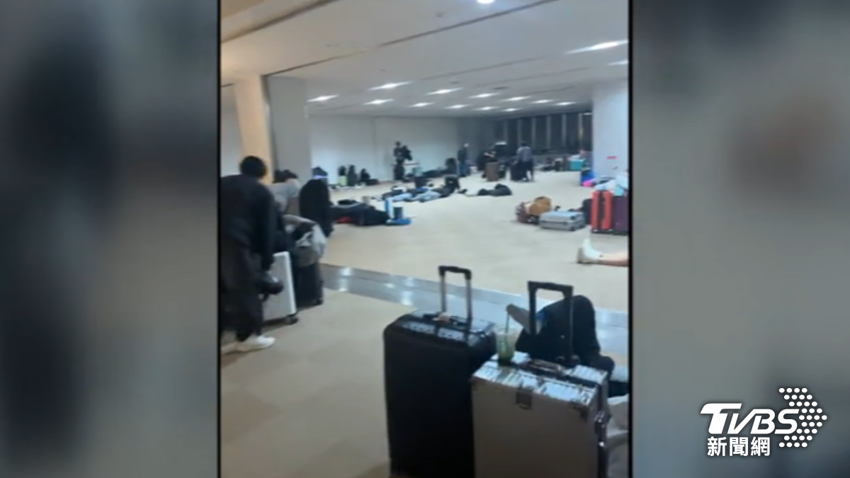 因為北海道暴風雪的關係,讓不少旅客滯留新千歲機場。(圖/旅客翁先生提供)