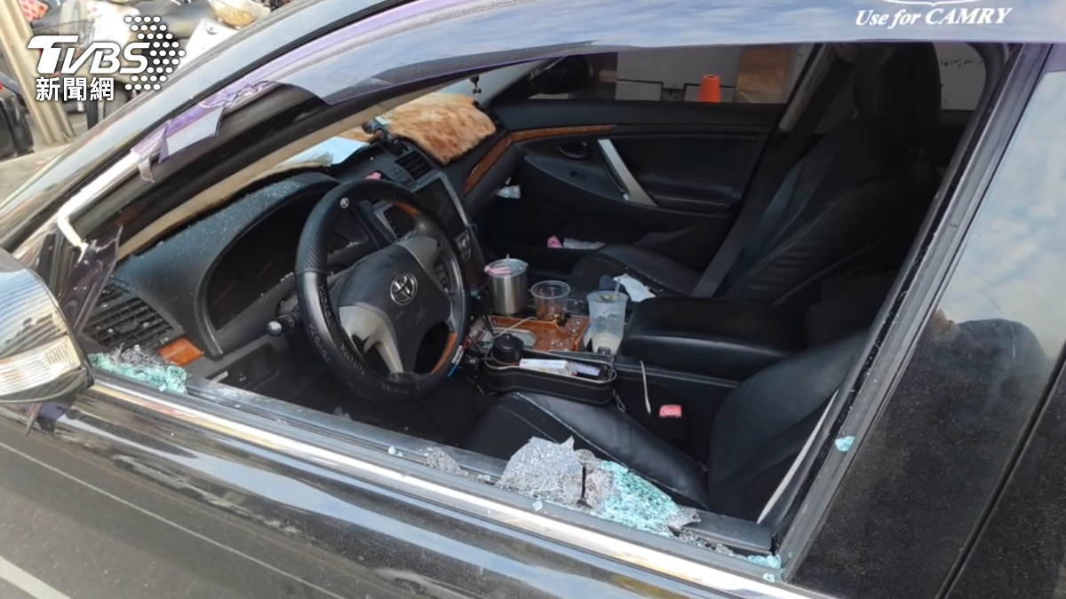 員警擊破車窗,嫌犯被逮查驗身分後,發現他是「不能安全駕駛」的通緝犯。(圖/TVBS)