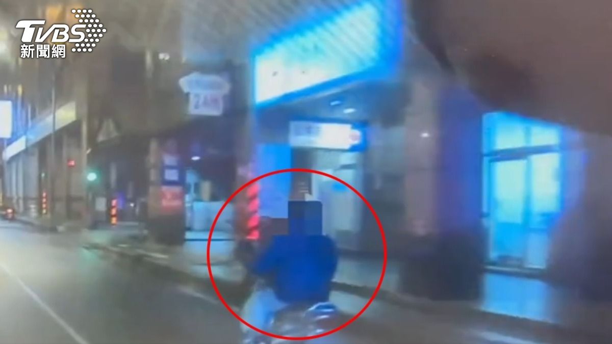 男未開車燈遭攔拒檢狂逃　棄車狂奔秒被逮「搜出毒品」