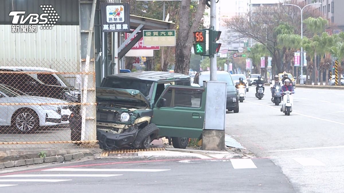 吉普車衝人行道「撞飛騰空」！駕駛疑身體不適　女騎士差一步險遭撞。(圖／TVBS)