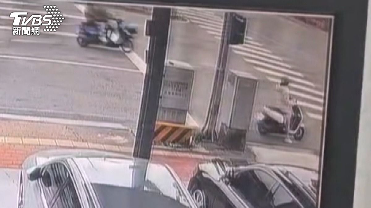 停在停止線外的女機車騎士，也因位置差距幸運躲過一劫。(圖／民眾提供)