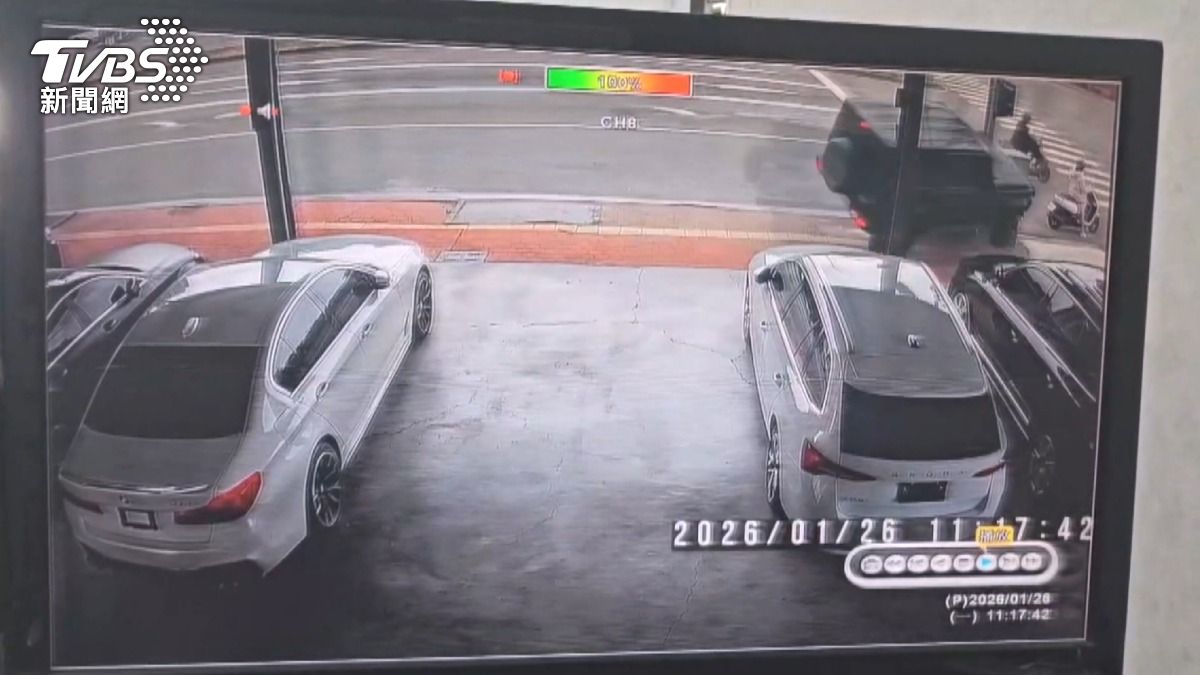 整台車因撞擊力道過大而騰空飛起，隨後重重摔落地面。(圖／TVBS)