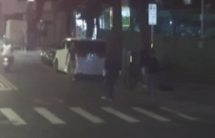警方趕抵現場，壓制鬧事民眾氣焰。（圖／TVBS）