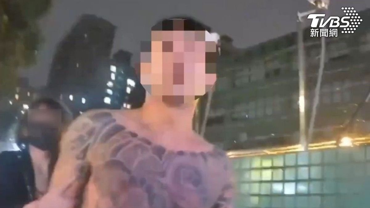新北市板橋區一名陳姓男子因行車糾紛竟情緒失控，脫掉上衣大聲叫囂並與對方爆發嚴重拉扯，連上前勸架的民眾也慘遭波及。（圖／TVBS）