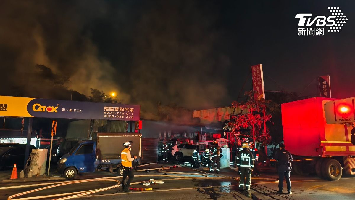 北市松山區汽修廠深夜火警 計程車燒毀竄濃煙