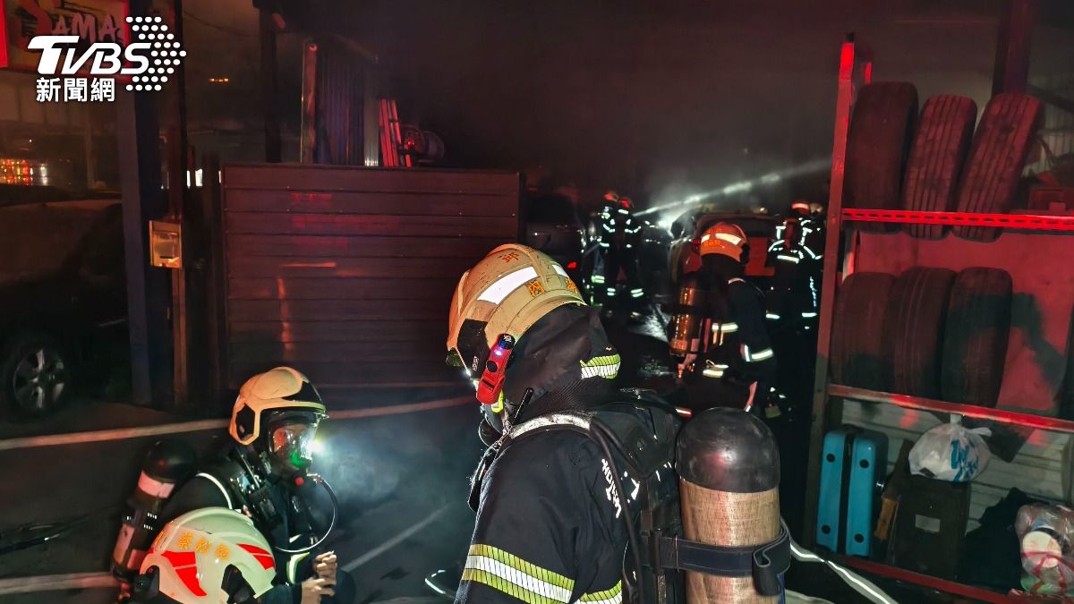 在消防隊員全力搶救下,火勢於凌晨0時31分順利撲滅。(圖/陳冠宇攝)