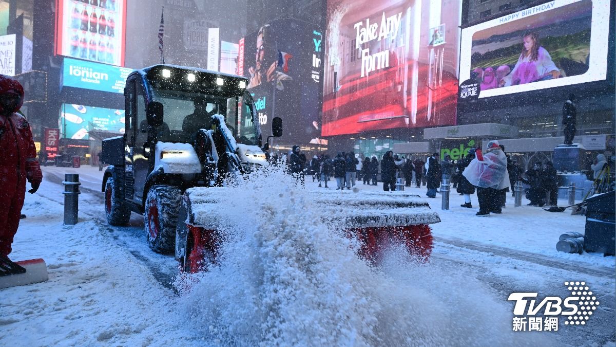 美國紐約都會區暴風雪侵襲，路面白雪覆蓋。（圖／達志影像美聯社）