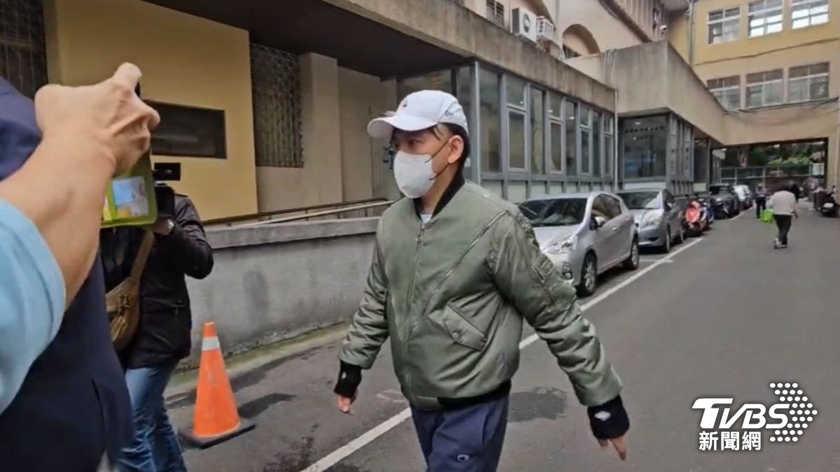 黃子佼擦撞婦人涉肇逃 開庭「新戰袍」現身10分鐘就結束