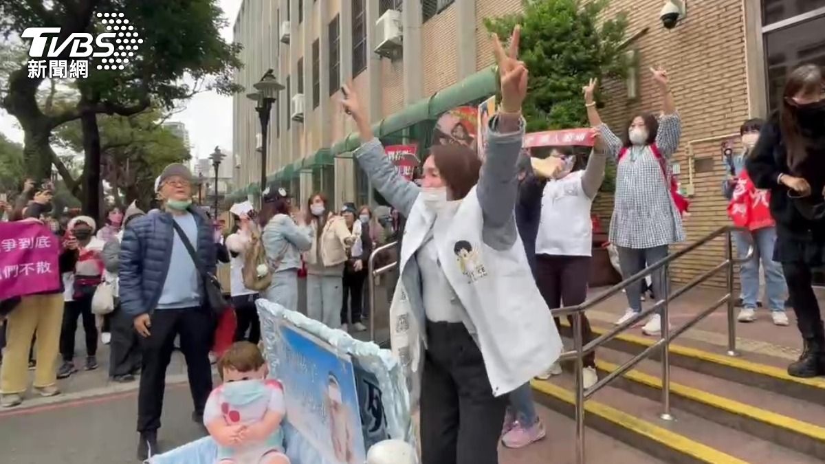 民眾聽到高院駁回上訴，現場響起歡呼聲。（圖／潘千詩攝）