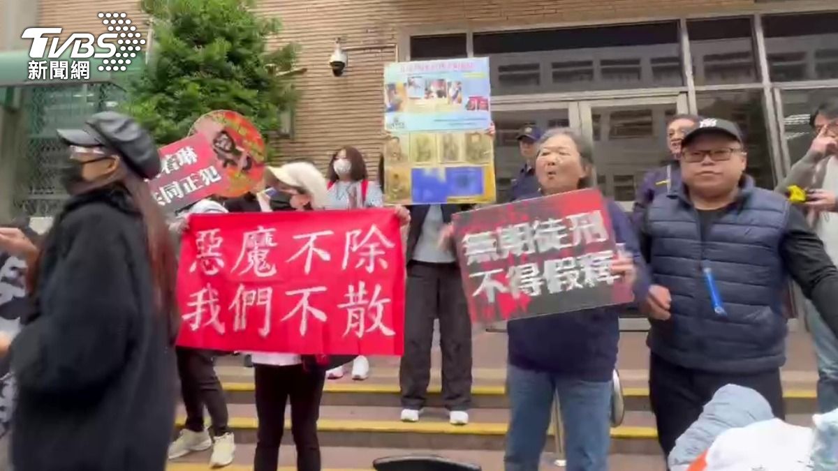 聲援民眾一早在高院外舉標語等待判決結果。（圖／潘千詩攝）