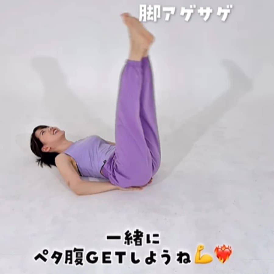日本媽媽睡前運動第三步：提臀抬腿 10秒。（圖／翻攝自IG@honkidasumaru）