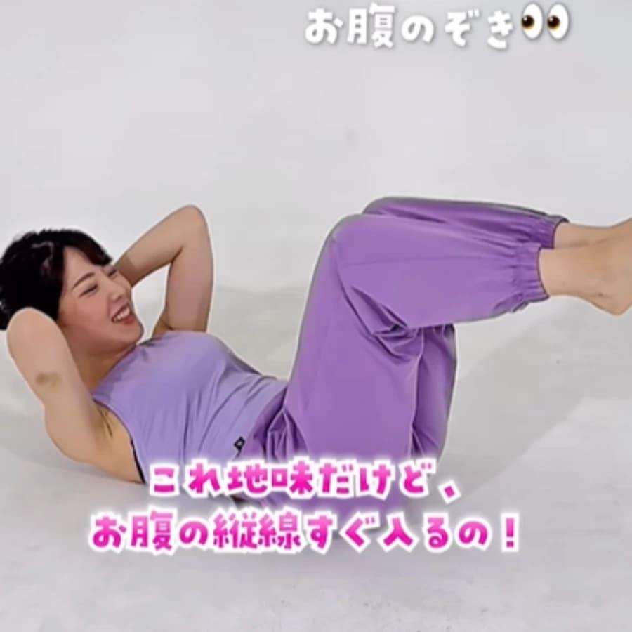 日本媽媽的睡前運動第一步：抬腿捲腹 10秒。（圖／翻攝自IG@honkidasumaru）
