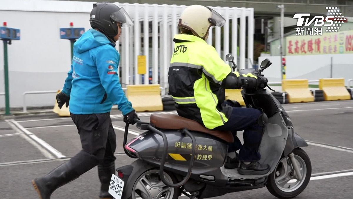 根據去年的成果統計,受過駕訓的騎士,上路後違規風險降低59%,肇事風險也下降36%。(圖/TVBS)