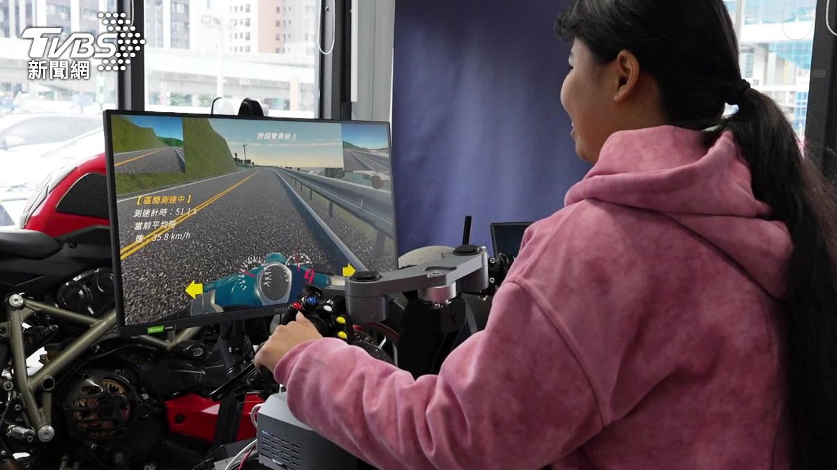 有駕訓班斥資研製普通重型機車模擬機,並導入機車駕訓課程,藉極度仿真的操作設計,幫助學員在一周課程內,更快進入狀況。(圖/TVBS)