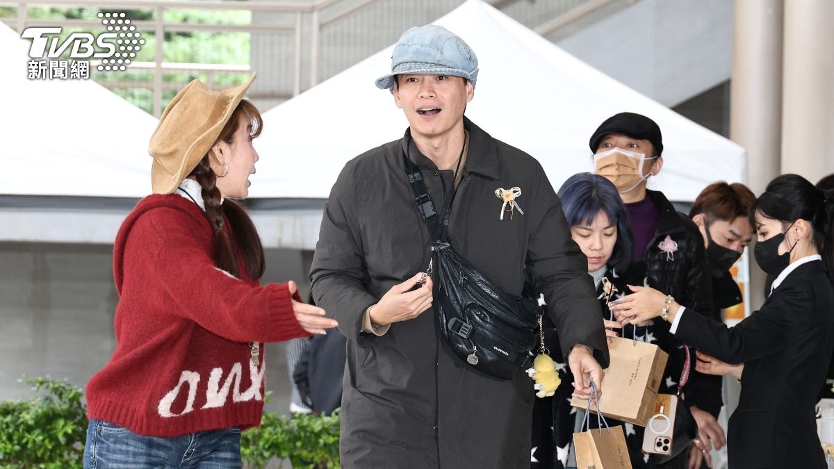 黃鐙輝抱著開心心情歡送曹西平。(圖/張哲鳴攝)