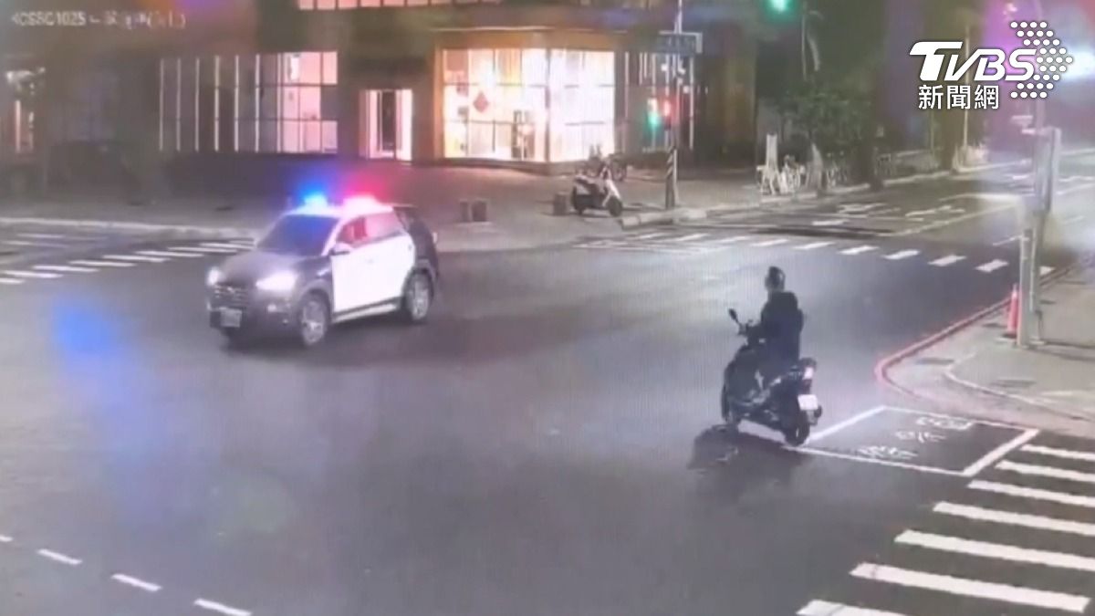高雄一名騎士連闖2紅燈以為逃過,沒想到波麗士大人來一個帥氣的迴轉,當街追捕。(圖/TVBS)