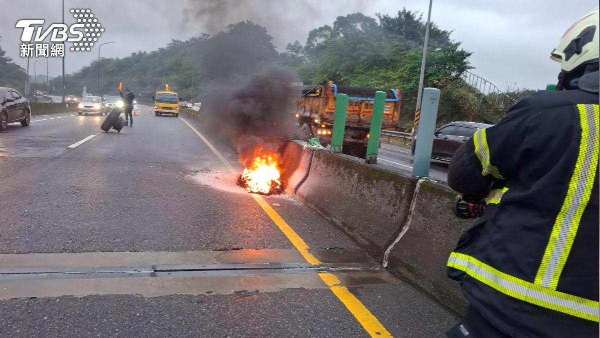 基隆台62線意外　貨車輪胎噴飛「燒成火球」畫面曝　　