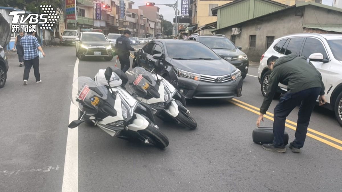 苗栗59歲童姓男子駕駛自小客車,疑似沒有注意到前方路況,追撞前方自小客車,接著再推撞2輛停等紅燈的警用重機,導致2名員警雙雙倒車。(圖/TVBS)