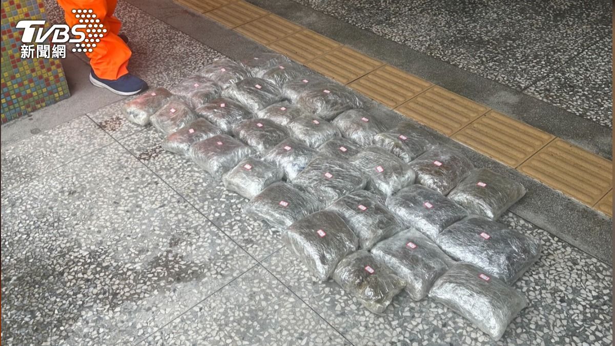 大麻共32包總重43公斤,初估市值破新台幣六千萬。(圖/TVBS)