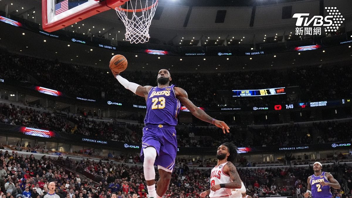 詹姆斯(LeBron James)上半場就轟下 20 分,還在快攻中上演招牌的「戰斧式劈扣」。(圖/達志影像美聯社)