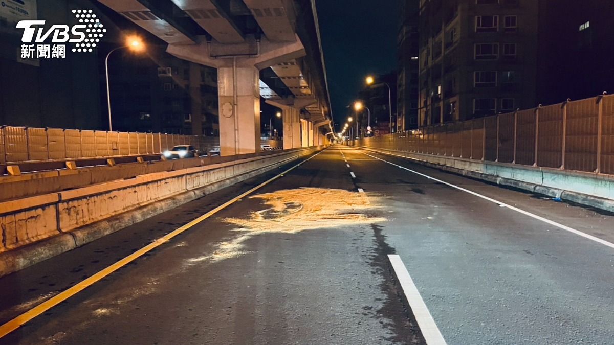 男遭丟包台64快速道路遭4車輾斃，警到場死者倒於快車道。（圖／TVBS）