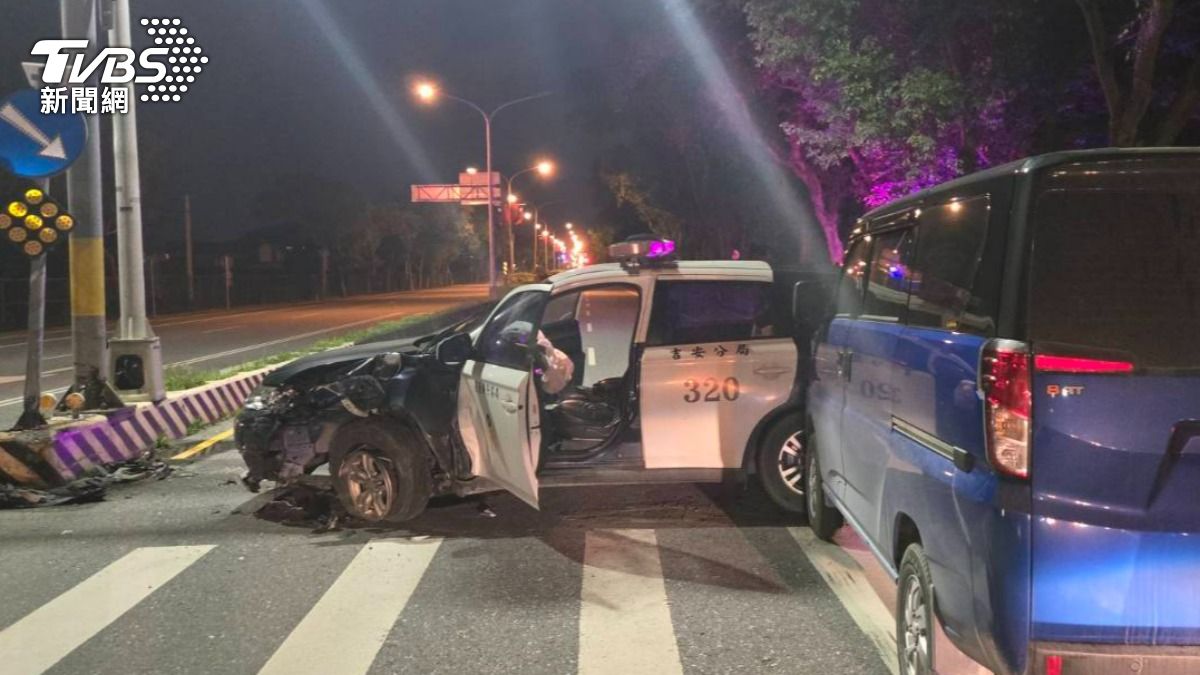 有片/警車撞分隔島噴飛!後車閃不及追撞 24歲警送醫