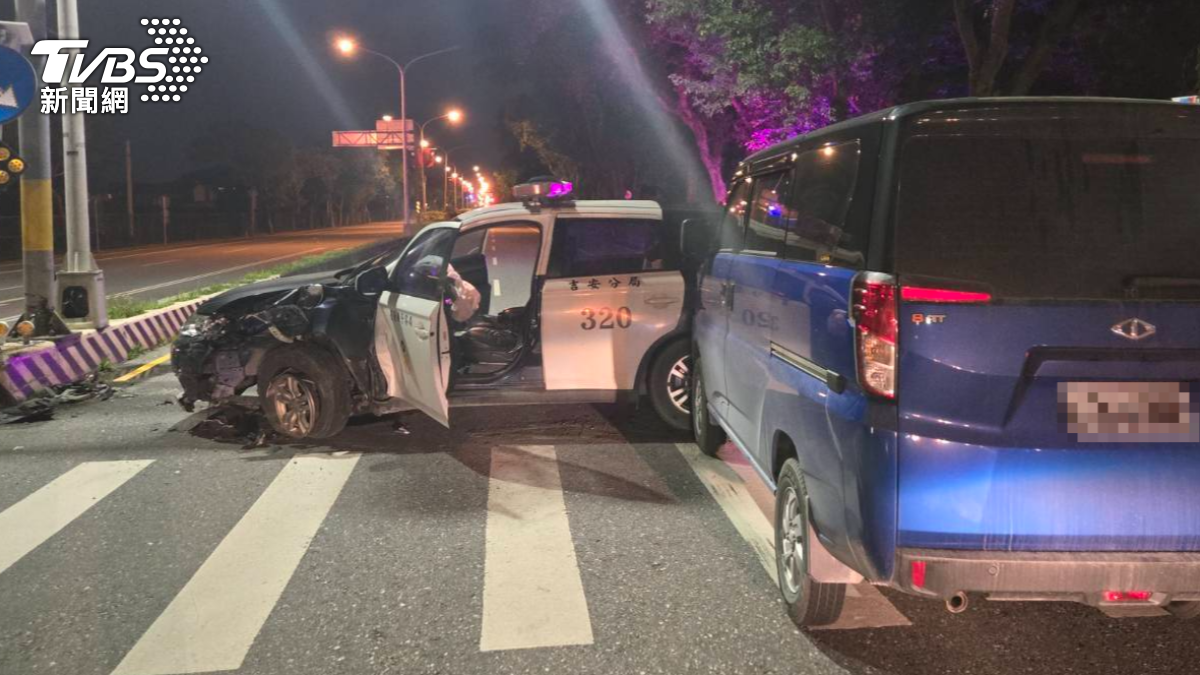 警車撞分隔島後橫停在路中，又遭廂型車追撞。（圖／TVBS）