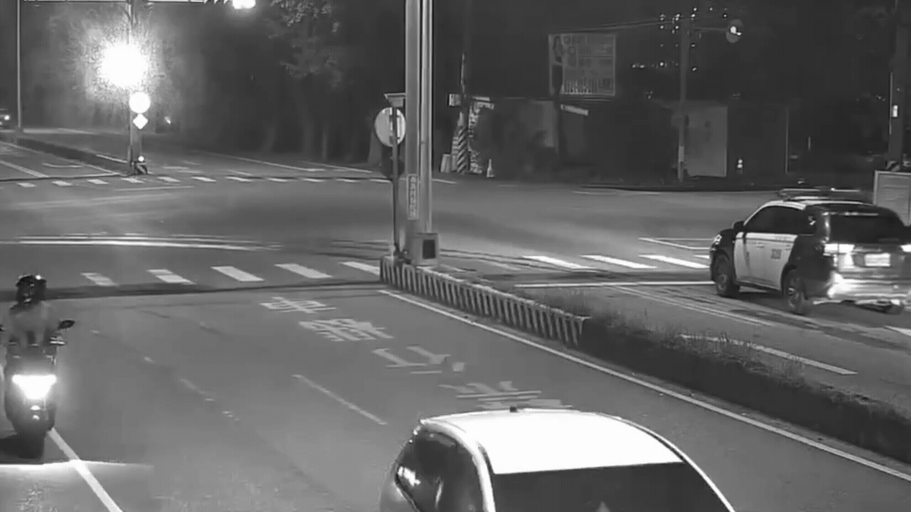 警車撞分隔島噴飛，後車閃不及追撞。（圖／TVBS）