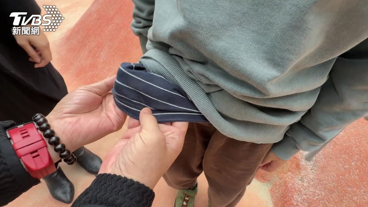 不少家長分享,內層都會以棉質衣物為主,避免孩子流汗悶在裡頭導致長疹子。(圖/TVBS)