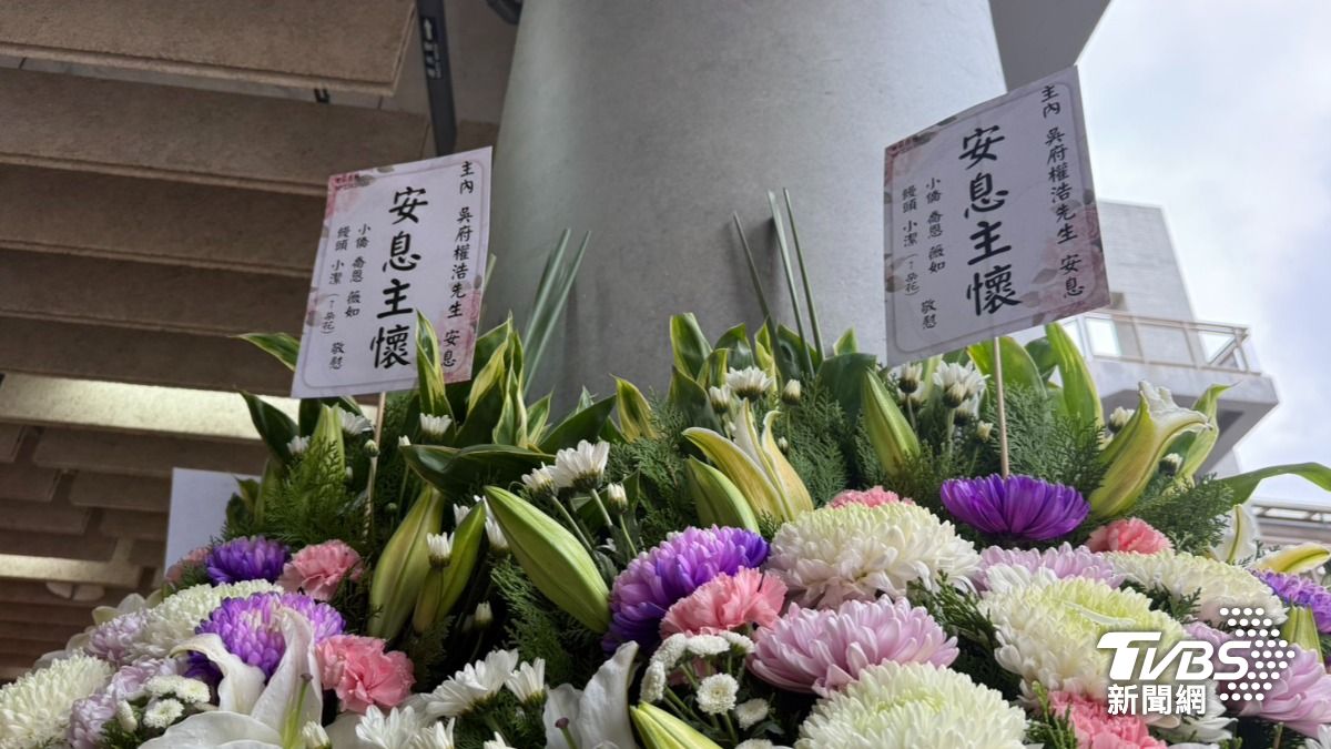 七朵花送花致意。(圖/林彥君攝)