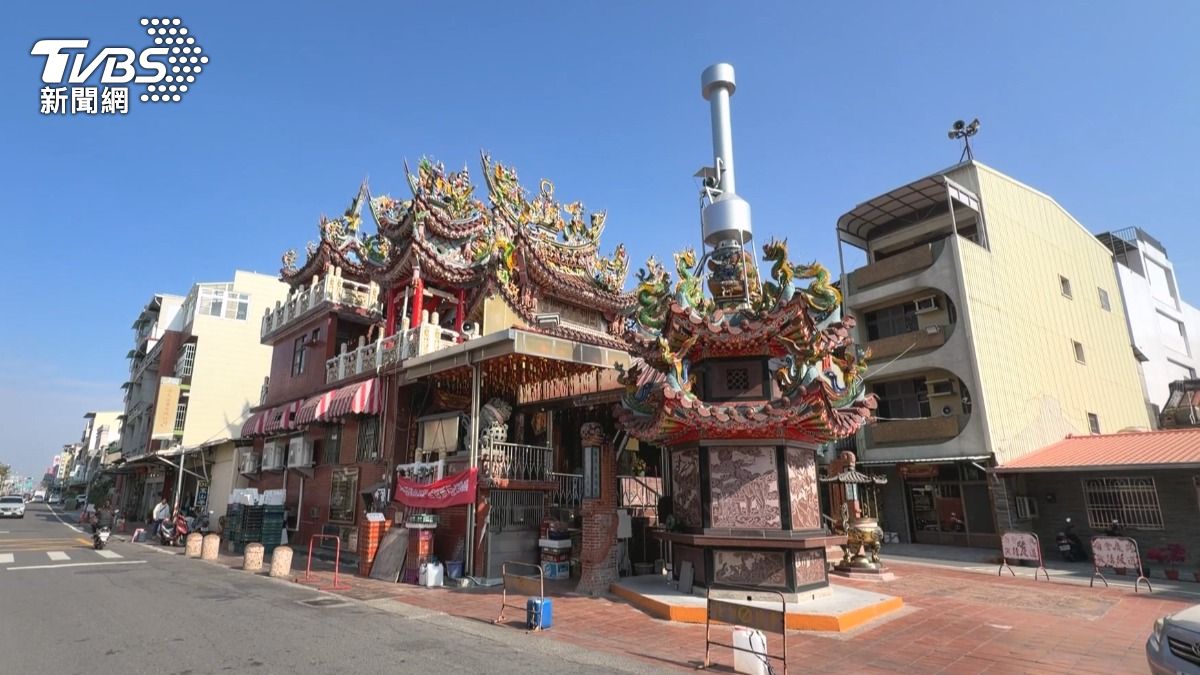 橋頭鳳橋宮利用原本既有的金爐，加上客製化的環保設備，打造成環保金爐。（圖／TVBS）