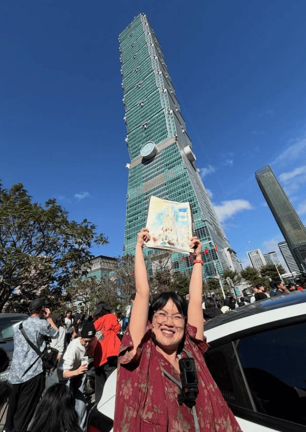 吳沁頤在現場速寫霍諾德攀登101的畫面。(圖/翻攝自IG@wuqinyi77)