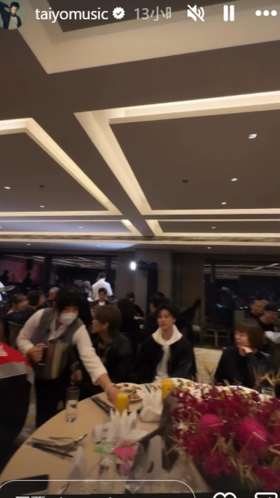 王子和弟弟一起吃公司尾牙。(圖/翻攝自IG)