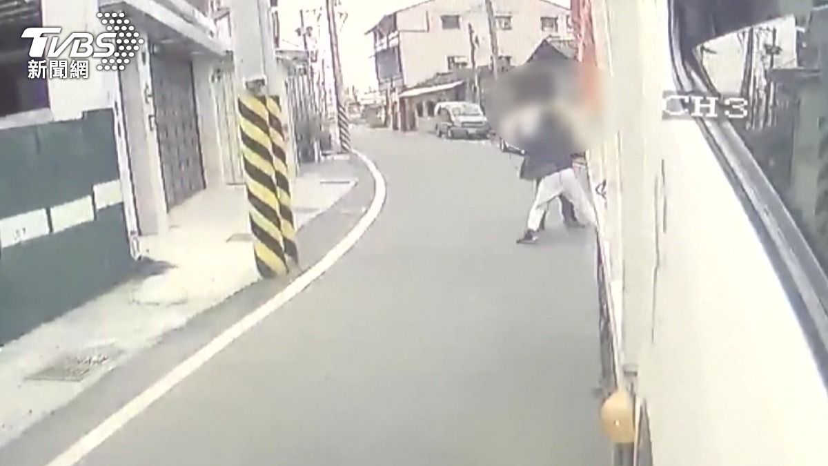 彰化男酒後鬧事揮拳 鄰居控報警求助無門。(圖/TVBS)