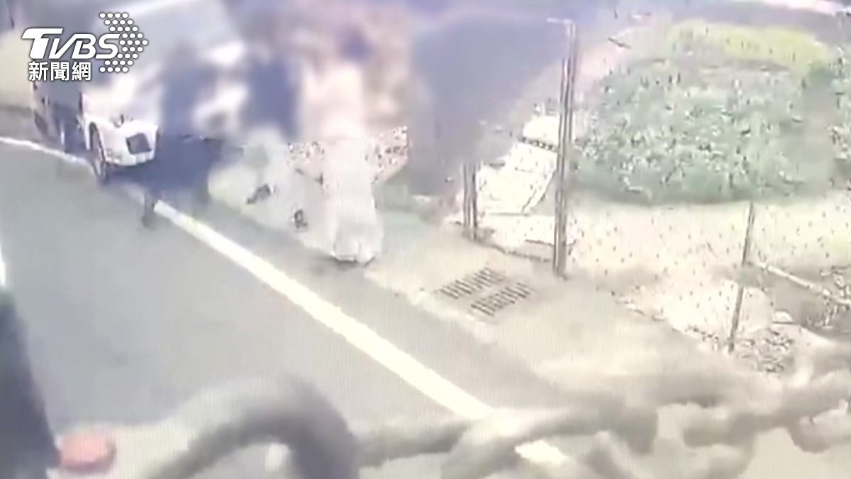 藍衣男酒後暴走 當街揮拳打鄰居夫妻。(圖/TVBS)