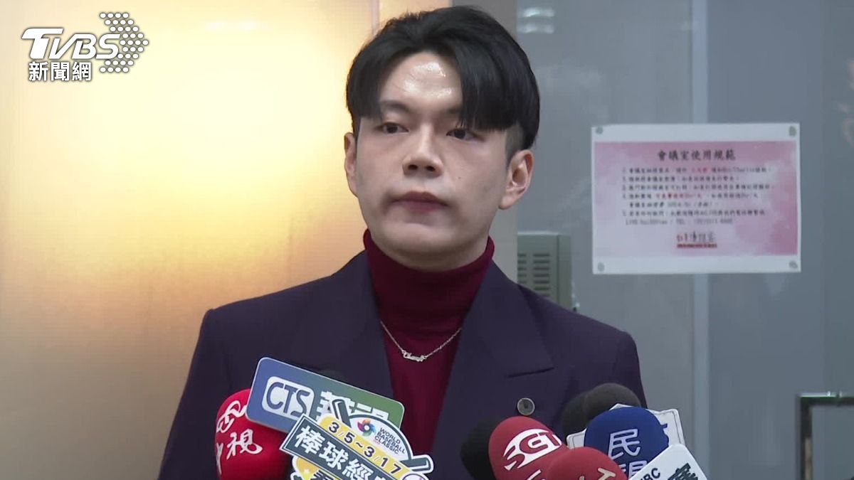 律師黃子欽反駁第二分局聲明並公布女偵查佐失控原因。(圖/TVBS)