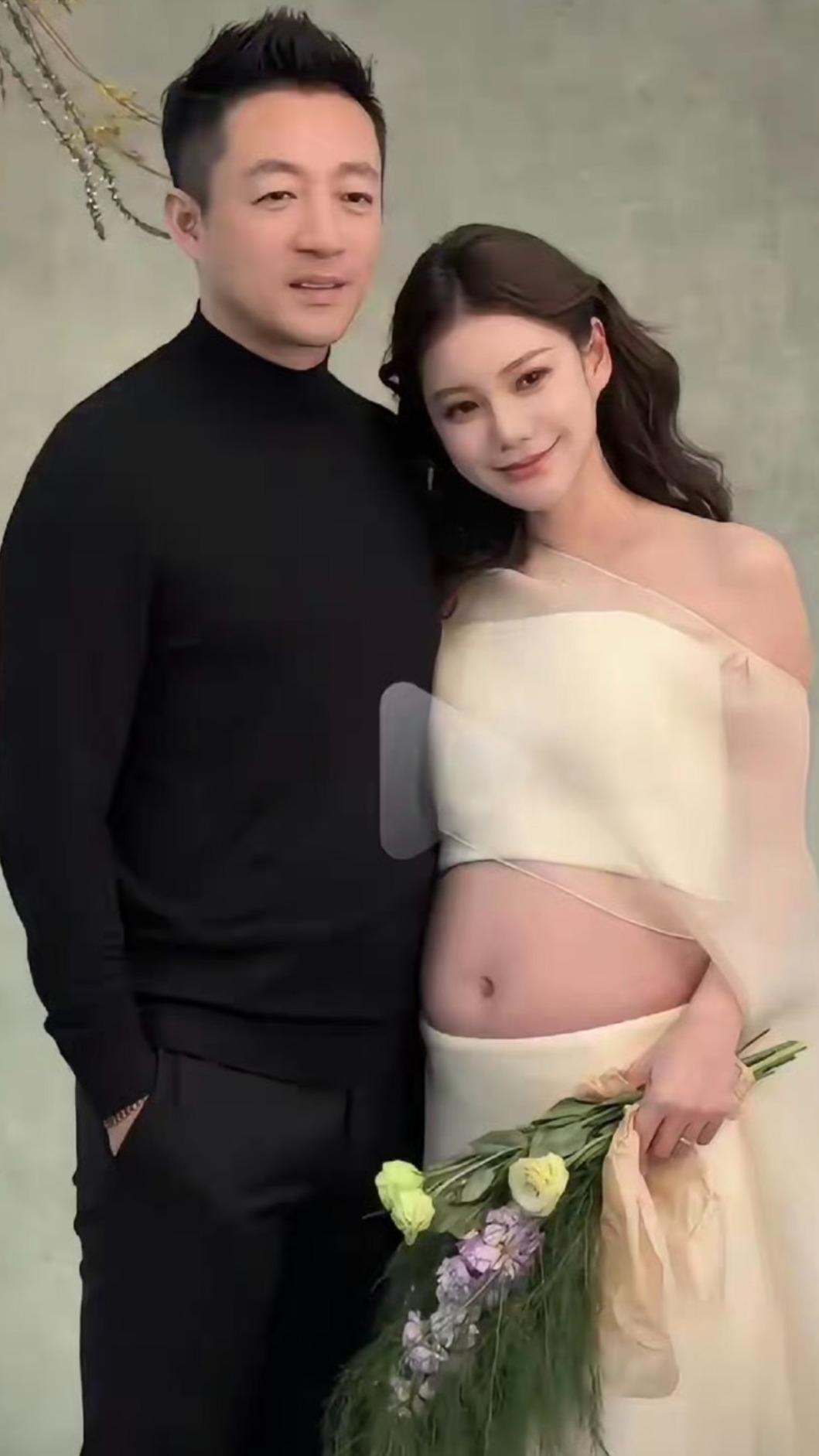 馬筱梅和汪小菲拍孕婦寫真。(圖/翻攝自微博)