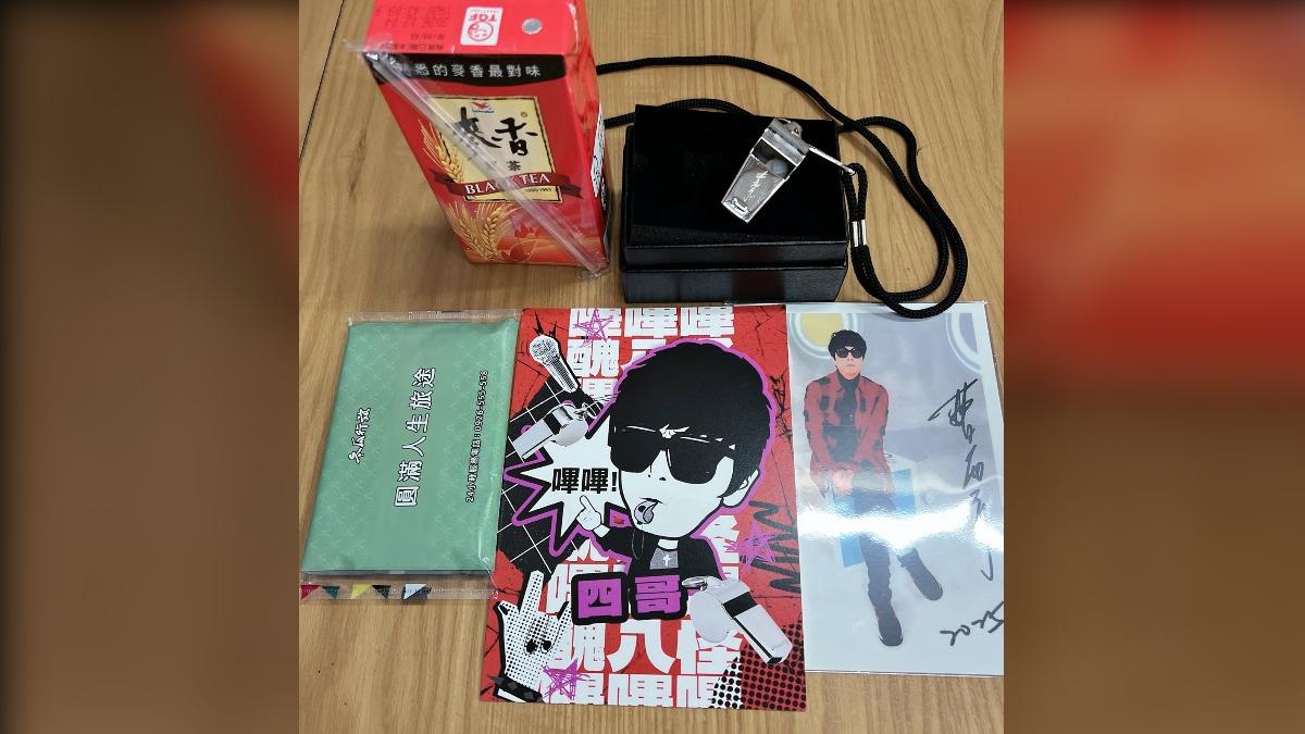 恬娃收到的紀念物。(圖/翻攝自范月娟臉書)