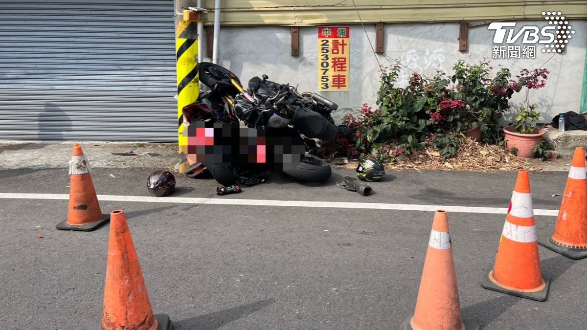 騎士摔車後波及兩部停放路旁的重機,所幸騎士經送醫後無生命危險。(圖/TVBS)