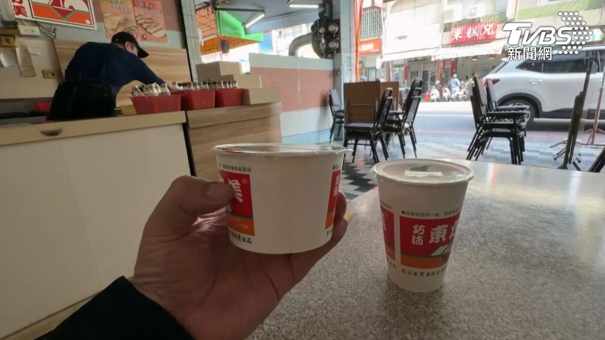 高雄三民區一間連鎖早餐店因小杯紅茶容量引發討論,外觀像是裝玉米濃湯的容器,認為容量太少。(圖/TVBS)