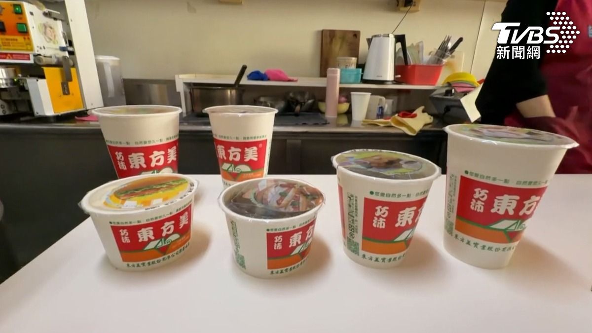 業者解釋這款小杯是專為附近國小學童設計的特有款式,方便小朋友飲用。(圖/TVBS)