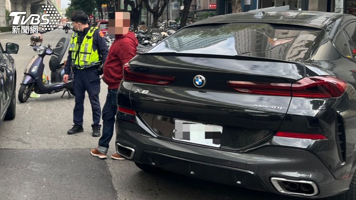 BMW右轉進停車場遭機車撞上　女騎士一度抽搐意識模糊