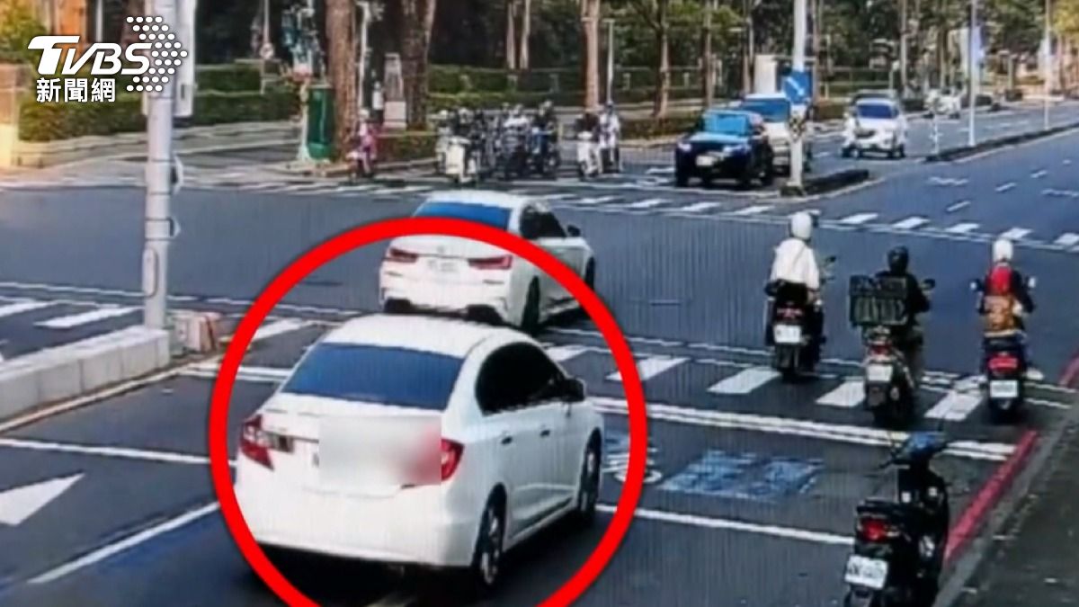 車手黑吃黑搶走手機後,搭車逃離現場。(圖/TVBS)